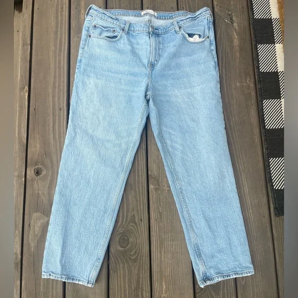 Abercrombie & Fitch The Straight Mid Rise Jeans - Picture 1 of 3